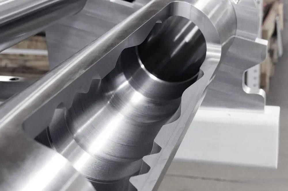 Syvien reikien poraus hydraulisarjan koneistuksessa